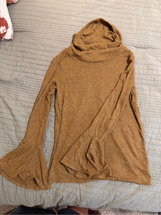 Unknown Tops - Ribbed Fluted-Sleeve Turtleneck Sweater in Camel